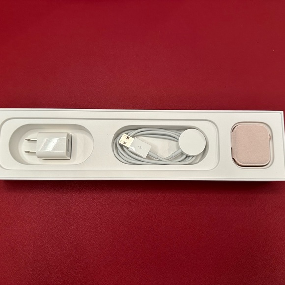 Series 5 Apple Watch - Rose Gold + 3 bands - Picture 9 of 13